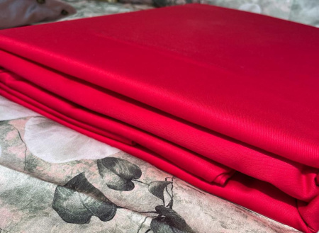 Однотонное красное постельное белье с простыней на резинке 4